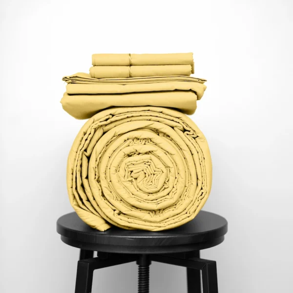 Basic Bedpack con cubrecama ligero 150 hilos color Amarillo 100% algodón