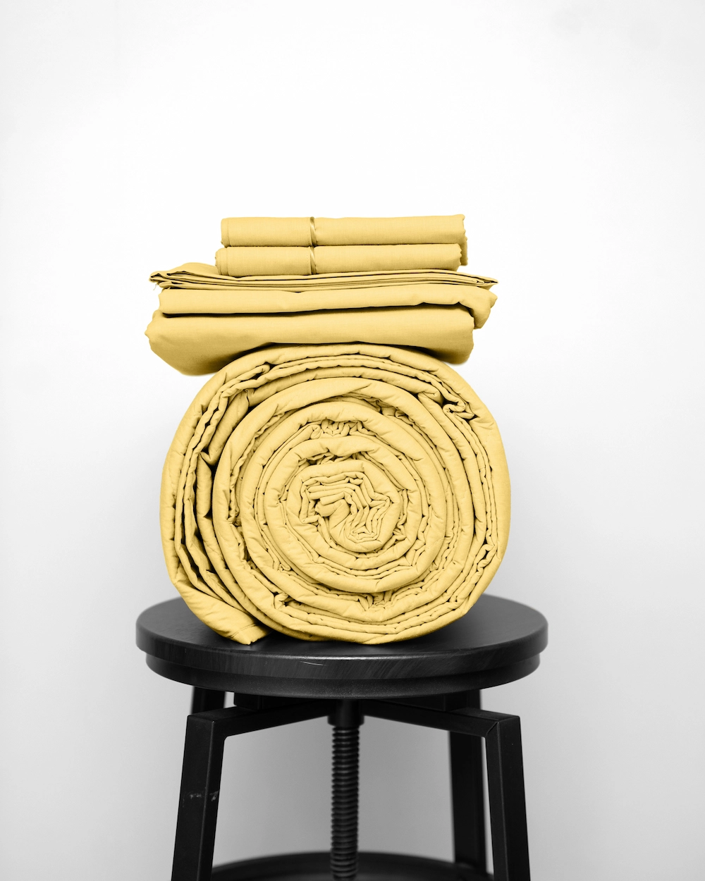 Basic Bedpack con cubrecama ligero 150 hilos color Amarillo 100% algodón