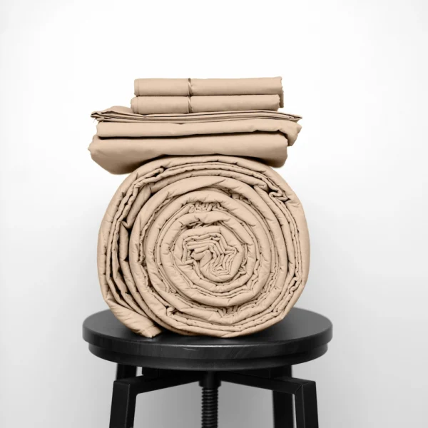 Basic Bedpack con cubrecama ligero 150 hilos color Arenita 100% algodón