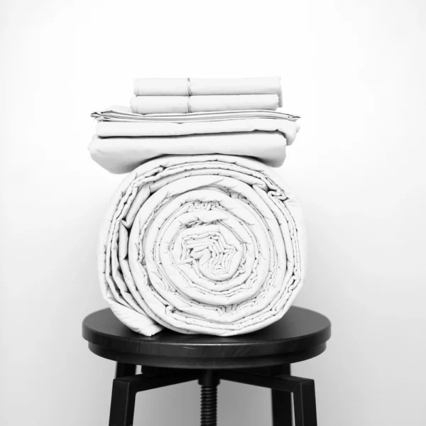 Basic Bedpack Zoe con cubrecama ligero 600 hilos color blanco 100% algodón