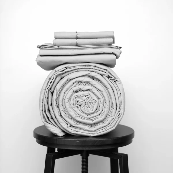 Basic Bedpack con cubrecama ligero 400 hilos color Gris 100% algodón