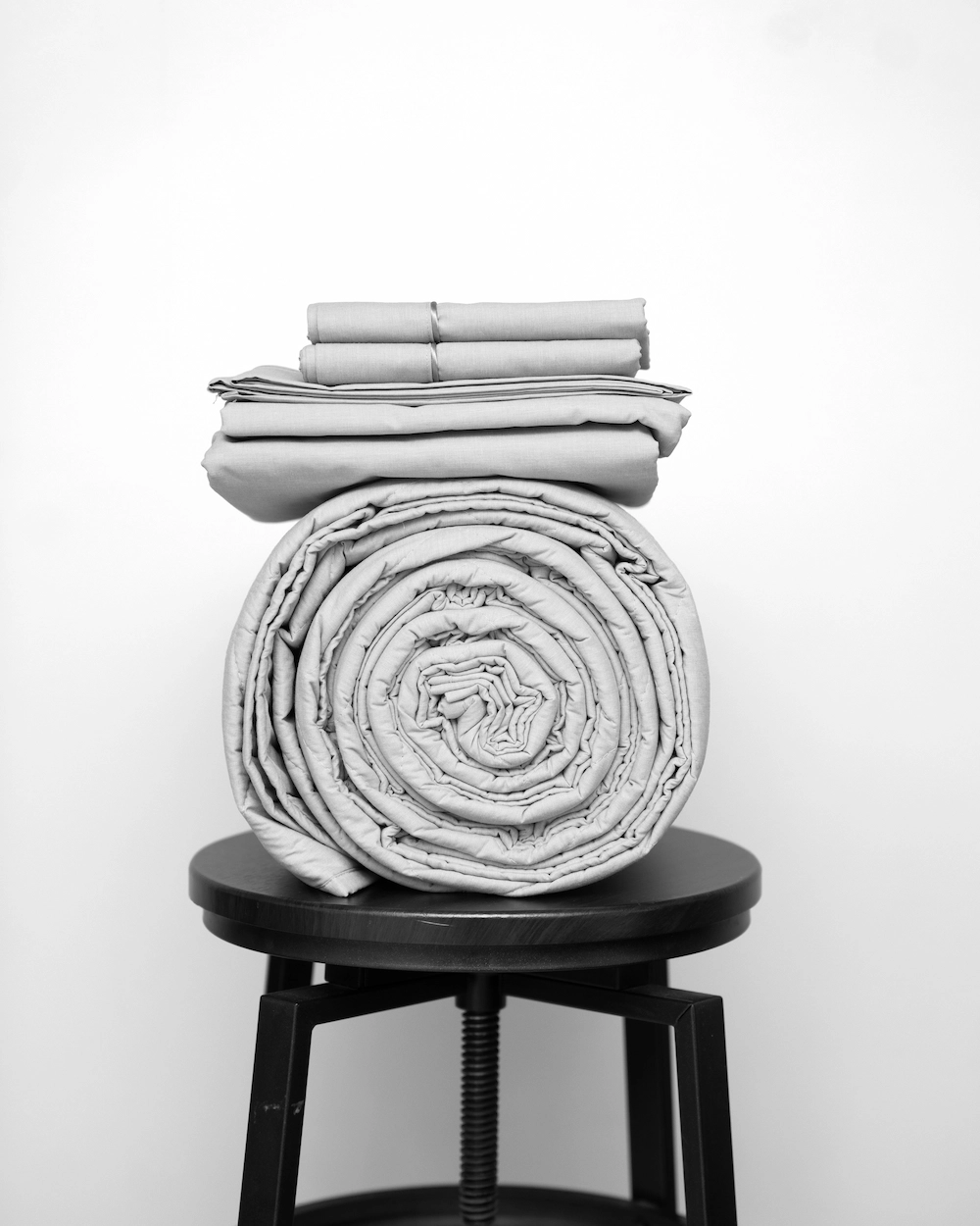 Basic Bedpack con cubrecama ligero 400 hilos color Gris 100% algodón