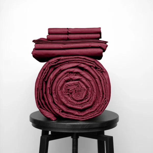 Basic Bedpack con cubrecama ligero 150 hilos color Guinda 100% algodón