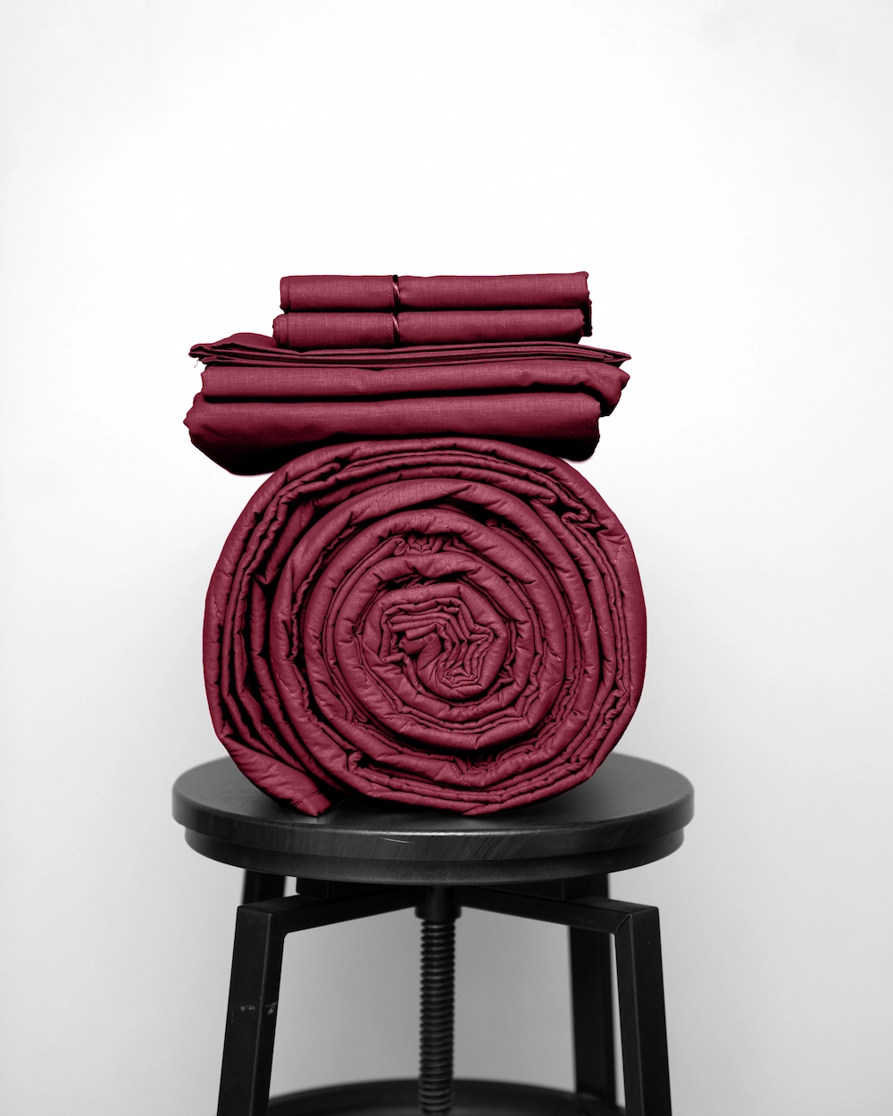 Basic Bedpack con cubrecama ligero 150 hilos color Guinda 100% algodón