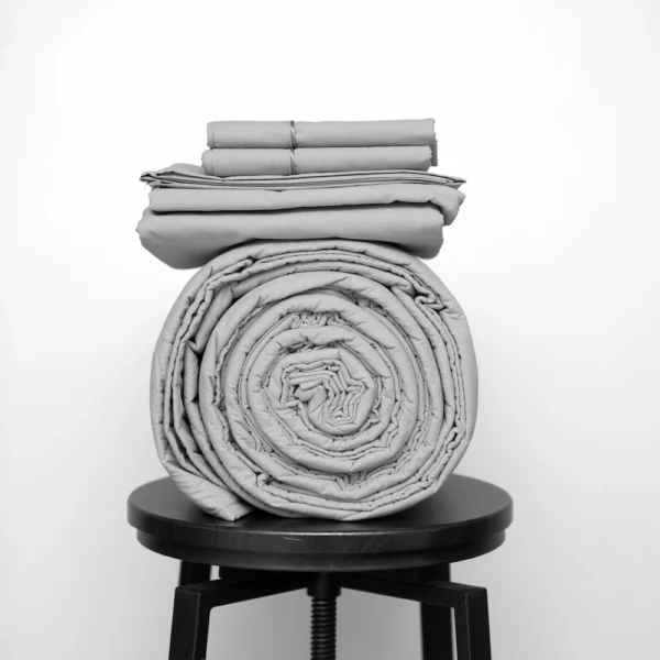 Basic Bedpack con cubrecama ligero 150 hilos color Plomo 100% algodón