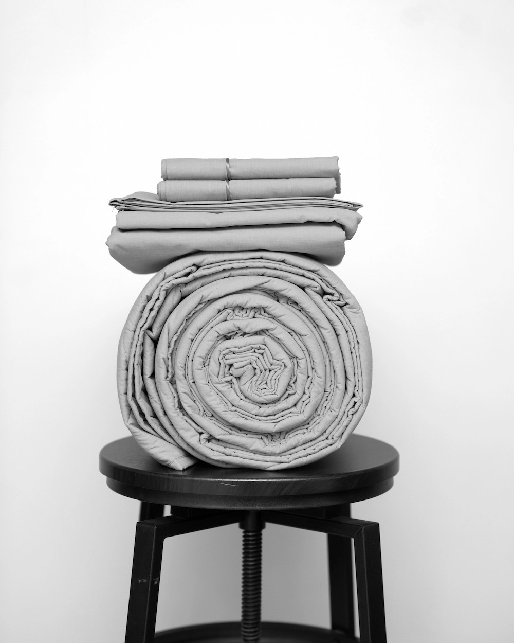 Basic Bedpack con cubrecama ligero 150 hilos color Plomo 100% algodón