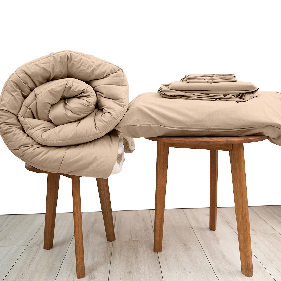 Basic Bedpack con edredón con reversible de corderito 150 hilos color arenita 100% algodón