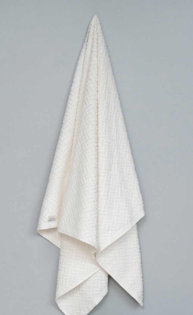 Toalla de baño con relieve Igualdad 1.40 x 0.75 cm - 450 gramos