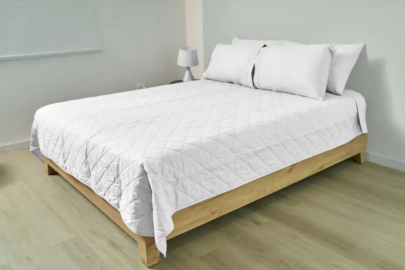 Cubrecama ligero Zoe 600 hilos color blanco 100% algodón