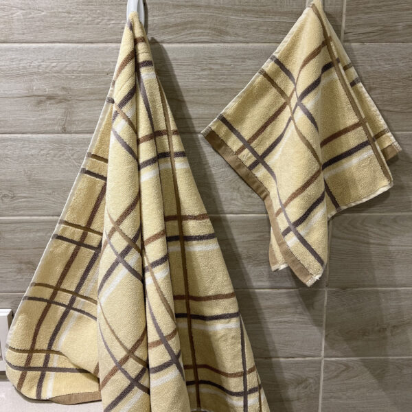 Set de toallas de baño con diseño lineal Beige – 520 gramos