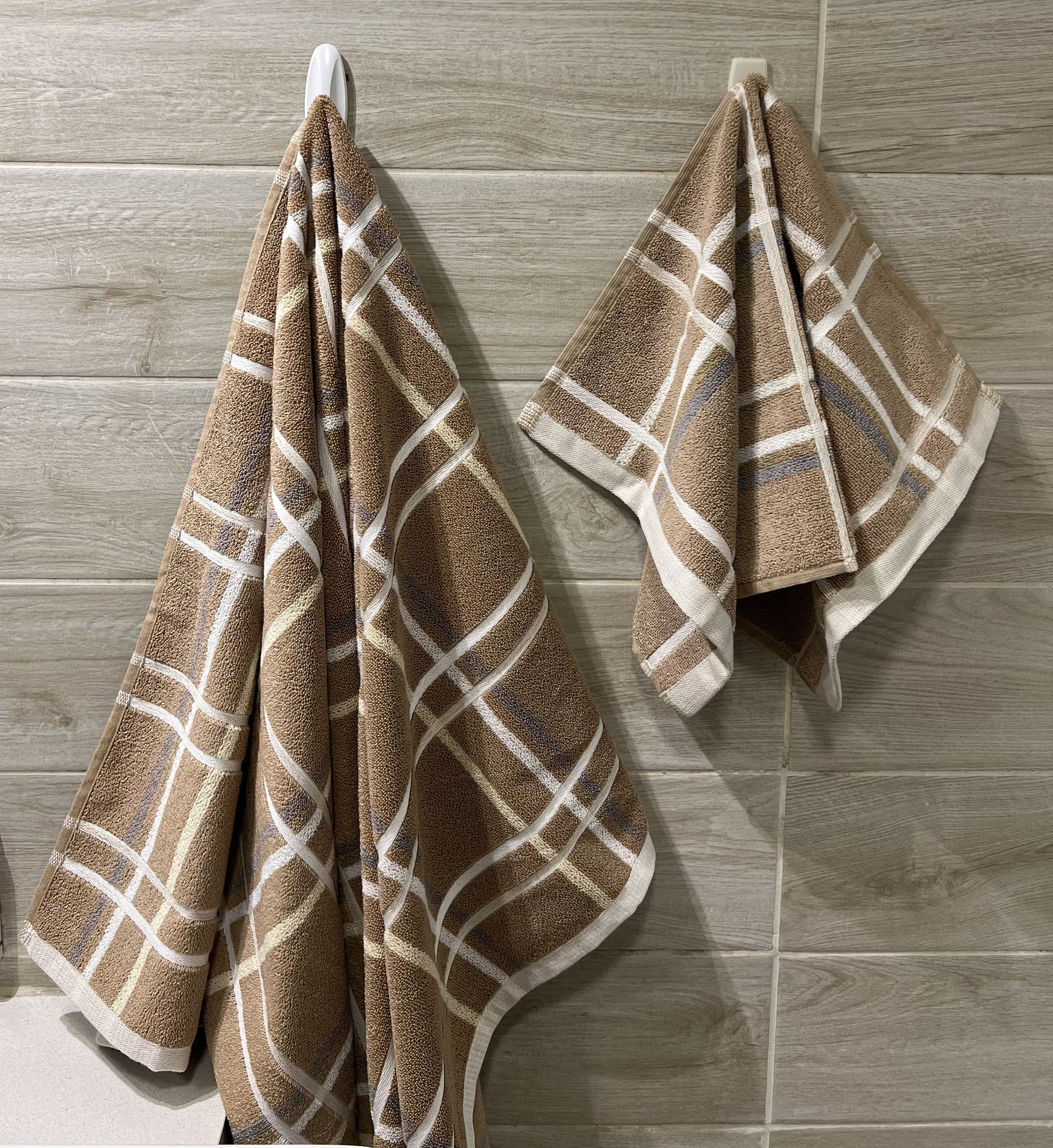 Set de toallas de baño con diseño lineal Chocolate – 520 gramos