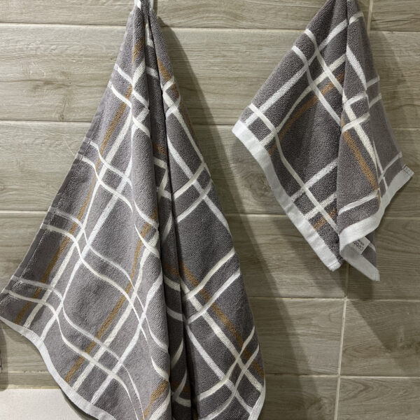 Set de toallas de baño con diseño lineal Gris – 520 gramos