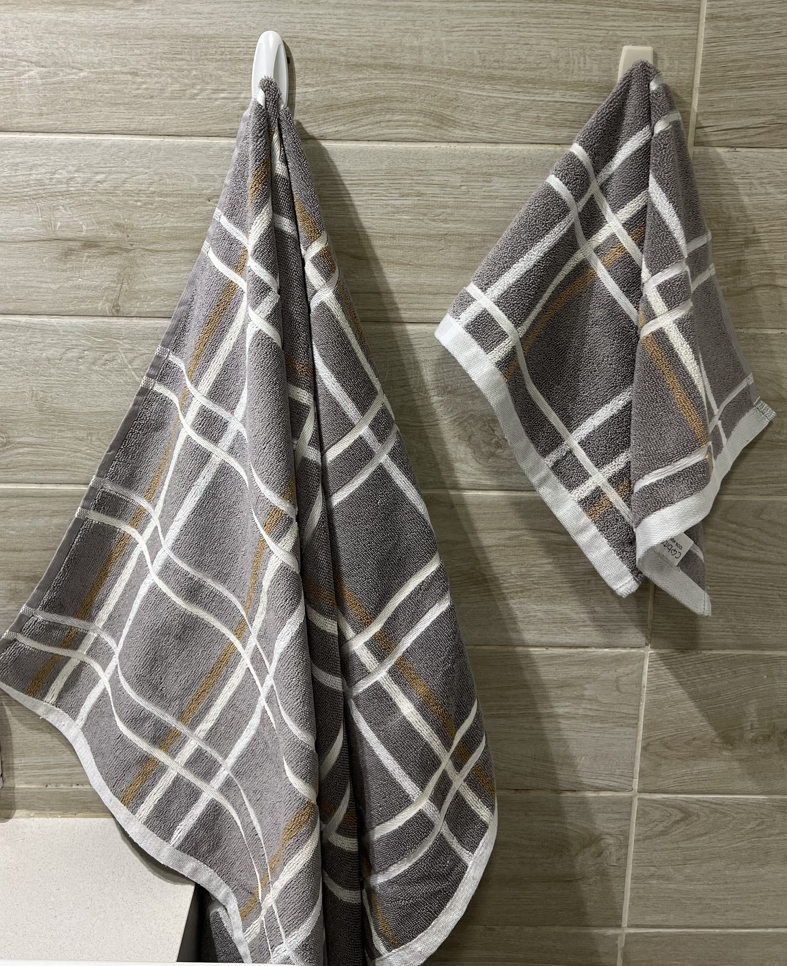 Set de toallas de baño con diseño lineal Gris – 520 gramos