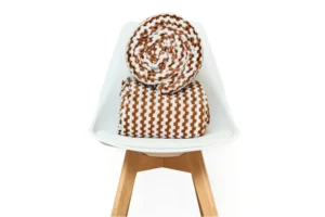 Mantita chess blanco chocolate 2.30 x 1.80 cm con textura de corderito cobitex 1 &ndash; Cobitex Home