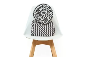 Mantita chess blanco negro 2.30 x 1.80 cm con textura de corderito cobitex 1 &ndash; Cobitex Home