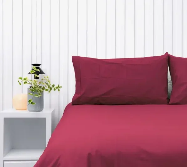 Par de fundas de almohadas 150 hilos color guinda 100% algodón