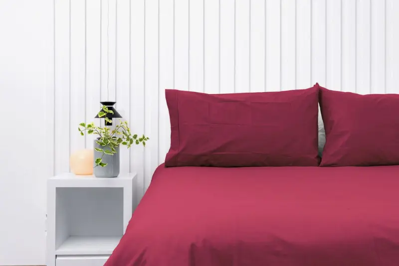 Par de fundas de almohadas 150 hilos color guinda 100% algodón