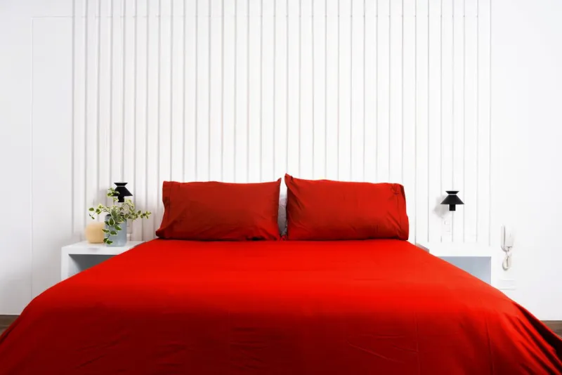 Set de sábanas lisas 150 hilos color rojo 100% algodón
