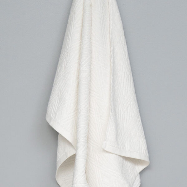 Toalla de baño con relieve trazos 1.40 x 0.75 cm - 450 gramos