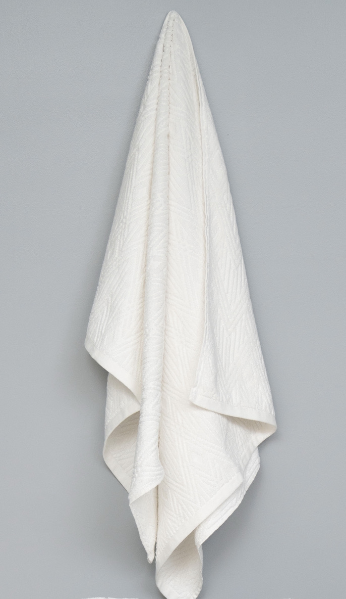 Toalla de baño con relieve trazos 1.40 x 0.75 cm - 450 gramos